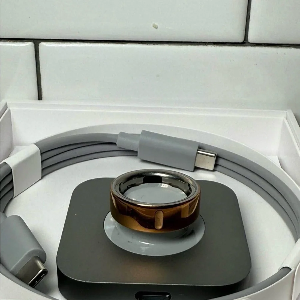 Oura Ring 4 with charger Rose Gold size 9